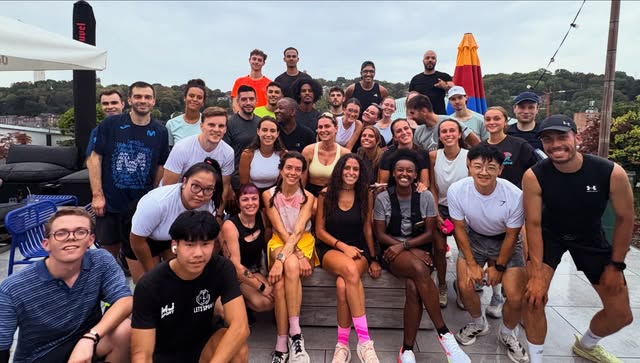Membres du club de course WeRun Liège réunis en groupe après une sortie running