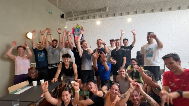 Ambiance conviviale après un run social du club WeRun à Liège