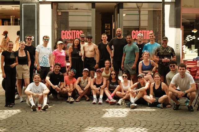 Coureurs du club WeRun Liège rassemblés en centre-ville de Liège